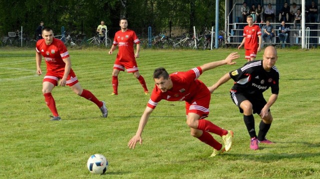 Piłkarze Sokoła Nisko (czerwone stroje) okazali się ponownie lepsi od Stali Nowa Dęba.