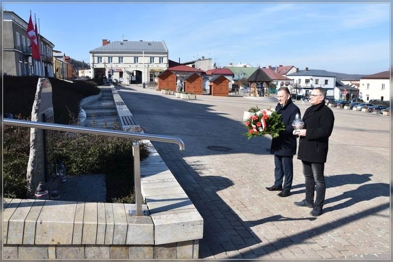 Władze gminy Chęciny uczciły pamięć żołnierzy wyklętych. Złożono kwiaty w miejscu pamięci