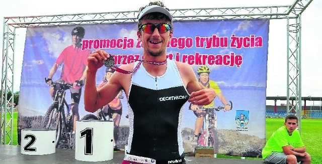 Zwycięzcą VII Letniego Triathlonu Ziemi Sandomierskiej został Jacek Tyczyński. Sukces cieszy tym bardzie, że sportowiec  z Głogowa po raz pierwszy uczestniczył w sandomierskim imprezie.