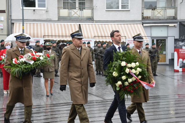 W Opolu rocznicowe obchody wybuchu II Wojny Światowej odbywały się w strugach deszczu, dlatego wiceszef MON był jedynym przemawiającym. W uroczystościach wzięli też m.in. udział kombatanci i samorządowcy. Tradycyjnie już odbył się Apel Pamięci, żołnierze oddali salwę honorową, a na koniec złożono kwiaty pod pomnikiem oraz zapalono znicze.