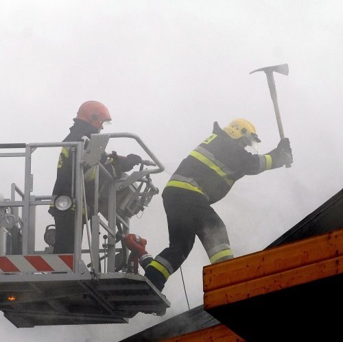 Pożar obory gasiło aż sześć zastępów straży pożarnej.