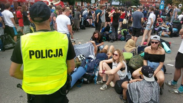 Jakub PikulikTe zdjęcia robią wrażenie, ale w przypadku Kostrzyna nad Odrą i Przystanku Woodstock to nic nowego. Co roku, po zakończeniu imprezy w mieście tworzą się gigantyczne korki, a przed dworcem koczują tysiące osób.Stoją praktycznie wszystkie drogi wylotowe z miasta. Stosunkowo najłatwiej wyjechać z Kostrzyna w stronę Szczecina. W korkach trzeba odstać od 40 do nawet dwóch godzin. Czekają również woodstockowicze, którzy chcą opuścić Kostrzyn pociągiem. Przy dworcu koczują tysiące ludzi. I choć wygląda to chaotycznie, to Przewozy Regionalne robią co mogą, aby usprawnić wyjazdy.Jednym ze sposobów jest wpuszczanie na perony tylko tych, którzy mają bilet na dany pociąg. Szacuje się, że na tegorocznym Przystanku Woodstock bawiło się ok. 400 tys. osób. Zjeżdżali do miasta przez kilka dni, a teraz w ciągu kilku godzin będą opuszczać Kostrzyn.Sytuacja na drogach i przed dworcem powinna wrócić do normalności późnym wieczorem. Trzy dni, kilkaset tysięcy osób, kilkadziesiąt zespołów. 22. Przystanek Woodstock za nami:źródło: TVN24/x-newsPrzeczytaj też:  Woodstock 2016 przeszedł do historii. Jaki był?Wszystkie informacje o Przystanku Woodstock 2016 w Kostrzynie nad Odrą:  Przystanek Woodstock 2016: kto zagrał, setki zdjęć, filmy, informacje