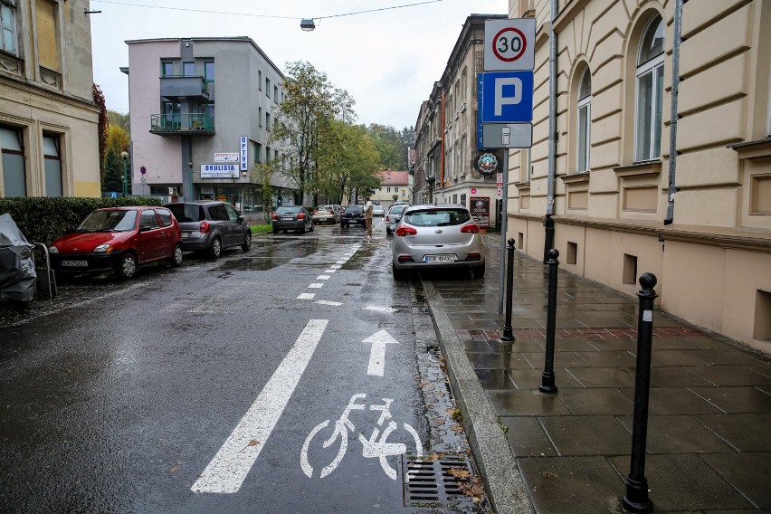 W Krakowie jest ok. 230 różnych dróg dla rowerów w tym -...