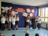 Uroczysty apel z okazji 232. rocznicy uchwalenia Konstytucji 3 Maja w Szkole Podstawowej w Jędrzejowie. Zobacz piękny występ uczniów