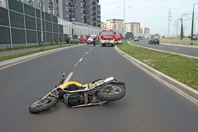 Wypadek na ul. Bobrzyńskiego na Ruczaju w Krakowie. Zginął 31-letni motocyklista.