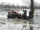 Powódź w gminie Kruszwica. Wojsko pomaga powodzianom z Ostrówka
