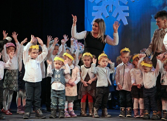 Na dużej scenie CK Teatr w Grudziądzu w świątecznym spotkaniu z rodzicami wystąpiły przedszkolaki z Bajkolandii. Po popisach milusińskich zaproszono na scenę rodziców i wspólnie śpiewano kolędy.Na dużej scenie CK Teatr w Grudziądzu w świątecznym spotkaniu z rodzicami wystąpiły przedszkolaki z Bajkolandii.