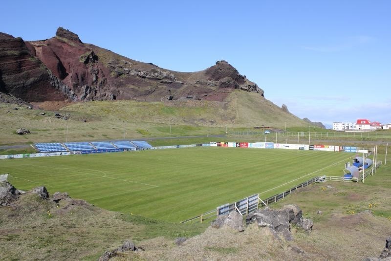 #7 Hasteinsvollur to islandzki stadion, który może pomieścić...