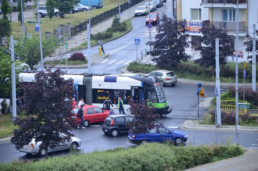 Kolizja na rondzie Siwka. Samochód zderzył się z tramwajem [wideo]