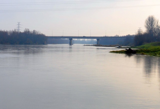 Most na Sanie, skąd do lodowatej wody skoczył mężczyzna