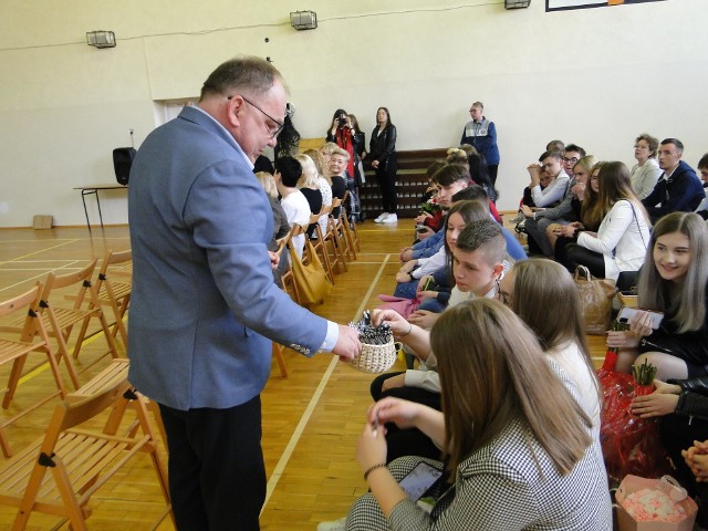 Wiktor Karoń, dyrektor X LO w Radomiu, rozdał maturzystom długopisy, by przyniosły szczęście na maturze.