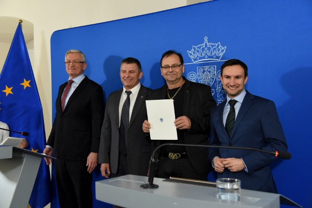 Przedstawiciele zarządu Warty Poznań, Andrzej Olszewski i Marek Łbik (drugi z prawej) odbierają dokumenty potwierdzające dalszą współpracę z władzami miasta od prezydenta Jacka Jaśkowiaka i jego zastępcy Tomasza Lewandowskiego (z prawej)