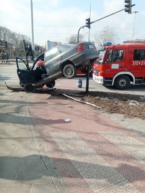 Wypadek na Julianowskiej w Łodzi. Kierowca w czasie jazdy dostał ataku padaczki. Piesza cudem uniknęła śmierci [ZDJĘCIA, FILM]