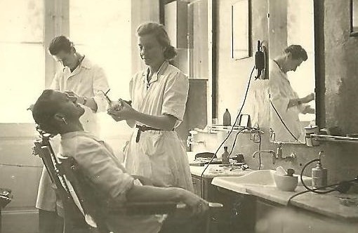 37 zakładów fryzjerskich było w Toruniu w 1929 roku, a w...