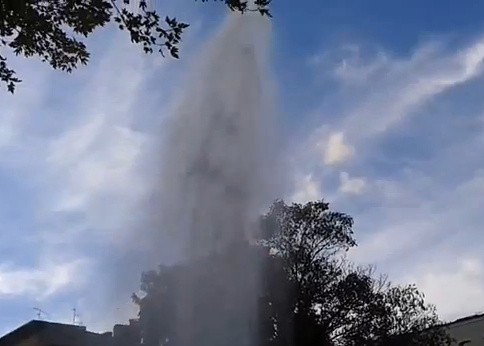 Woda trysnęła z hydrantu na ul. Tuwima [FILM]