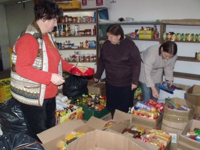 Podczas segregowania zebranych artykułów spożywczych, od lewej koordynator zbiórki Urszula Kuźnia, prezes banku Maria Adamczyk, stażystka Katarzyna Pukos.
