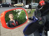 Zdolni, młodzi Wielkopolanie: Patent na lusterka - obracają się z motocyklistą! [FILM, ZDJĘCIA]