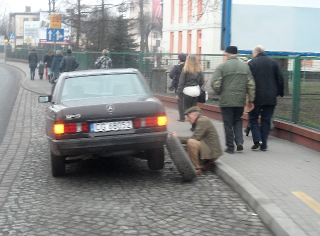 Kierowca musial uporać się z wymianą koła i samochody mogły spokojnie przejeżdżać.