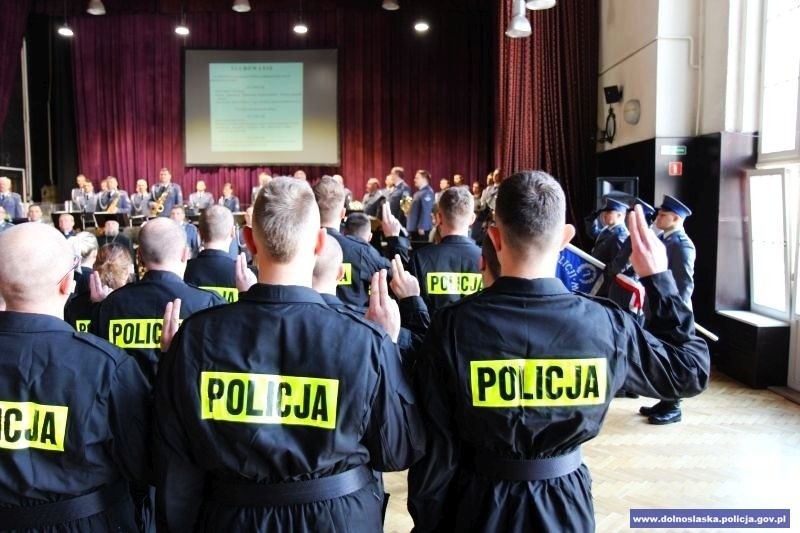 47 nowych policjantów złożyło ślubowanie [ZDJĘCIA]