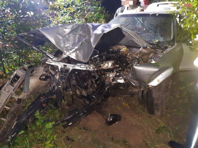 Wypadek w powiecie wejherowskim w środę 6.10.2021 r.! Samochód uderzył w drzewo