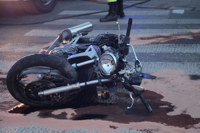 Wypadek na Kilińskiego. Motocyklista zderzył się z mazdą. Jedna osoba poszkodowana [ZDJĘCIA]