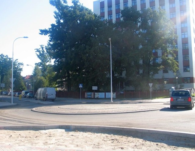 Jedno z dwóch nowo wybudowanych rond, które czeka na swoją nazwę znajduje się u zbiegu ulic: Mickiewicza i Niepodległości, w sąsiedztwie Szpitala Wojewódzkiego