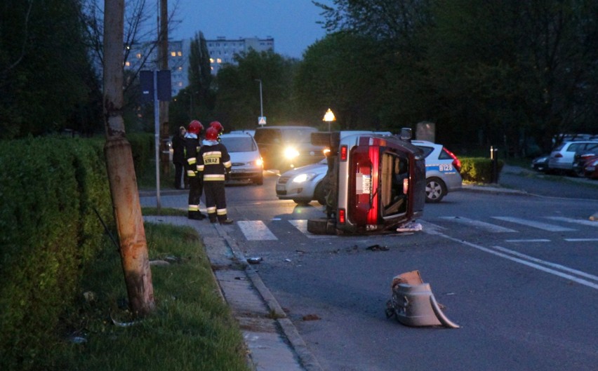 Wypadek na Kozanowie. Mitsubishi koziołkowało i uderzyło w latarnię (ZDJĘCIA)