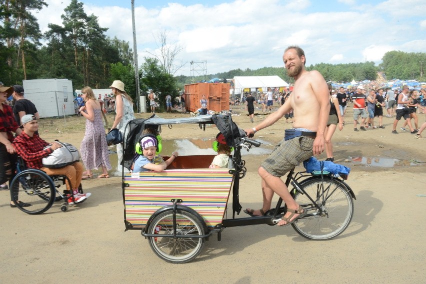 Najczęściej noszone są na rękach i barkach. Czy widzą...