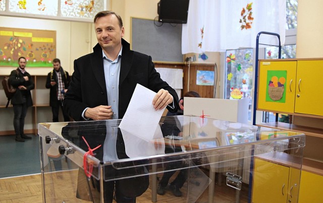 Łukasz Gibała podczas oddawania głosu w wyborach samorządowych