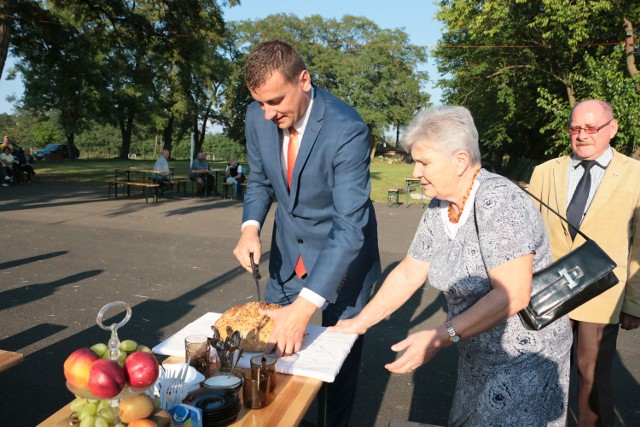 Wójt Bartłomiej Kucharyk kroi chleb