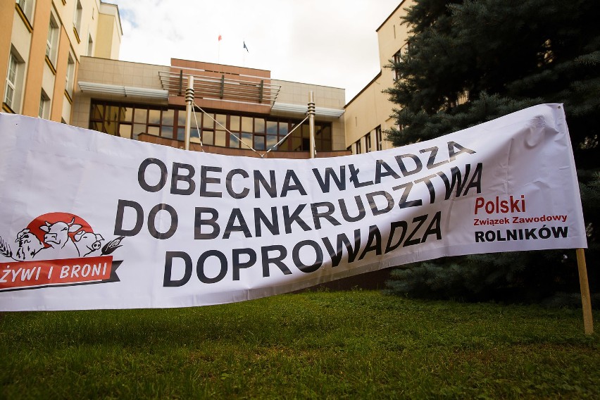 Protest rolników przed Podlaskim Urzędem Wojewódzkim