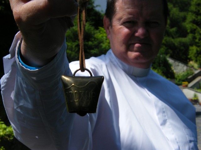 Ks. Jan Byrt pokazuje dzwoneczek-zbyrcoka, jaki podarowali Royal Baby