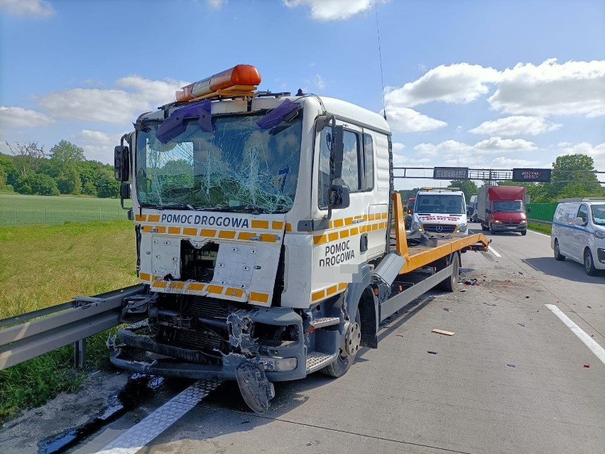 Wypadek na autostradzie A4 pod Wrocławiem. Laweta wjechała w tira