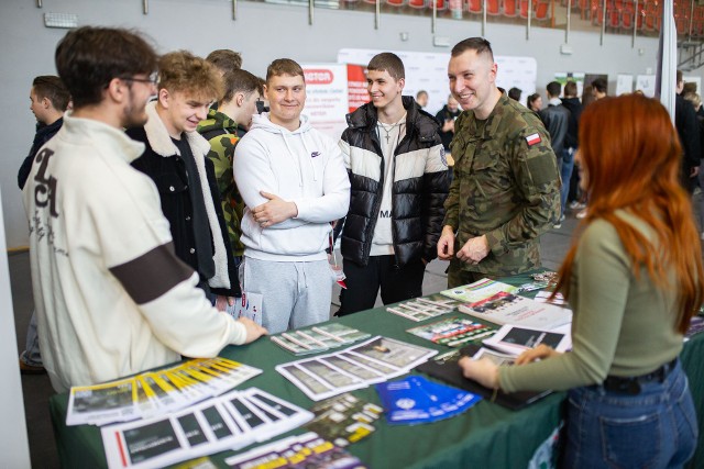 Targi pracy w słupskim „Mechaniku”. Firmy z regionu prezentowały swoją ofertę młodzieży