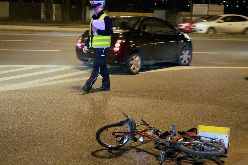 Wypadek na al. Jana Pawła II. Samochód potrącił rowerzystę