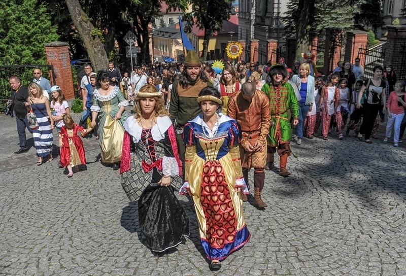 W niedzielę przeszła parada zamkowa, odbyły się m.in. zabawy...