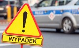 Wypadek w Białobrzegach. Na ulicy Spacerowej, na wiadukcie nad trasą S7 zderzyło się pięć samochodów. Sprawcą 22-letni kierowca renault