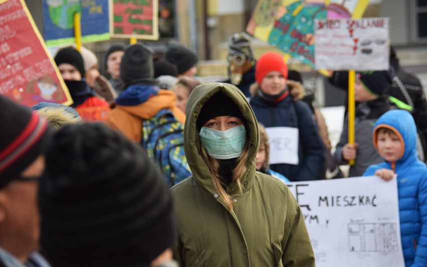 Młodzież z krośnieńskich szkół protestowała na Rynku przeciw smogowi [ZDJĘCIA]