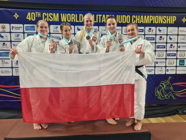 Eliza Wróblewska (w środku) z koleżankami z reprezentacji fetuje zdobycie srebrnych medali MŚ