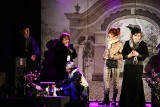 Aktorzy z Teatru bez Kulis w Pakości wystawili spektakl „Wizyta w domu nieobecnych”. Zdjęcia