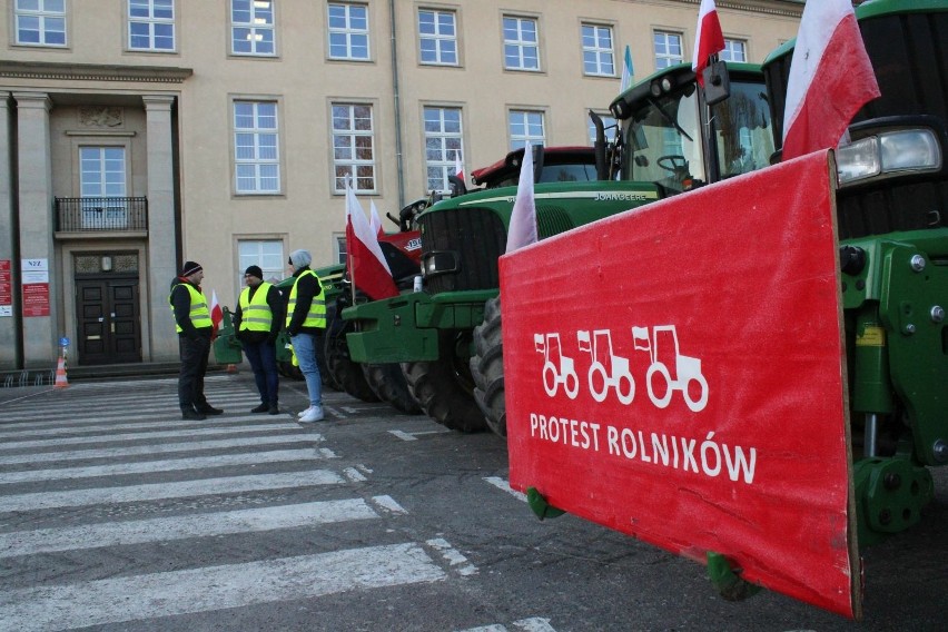 Strajk rolników przed delegaturą Urzędu Wojewódzkiego w...