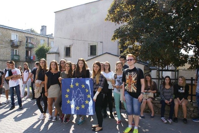 Około 50 licealistów z pińczowskiego "Kołłataja" wzięło udział w Europejskich Dniach Dziedzictwa. Zrobili sobie pamiątkowe zdjęcie pod synagogą.
