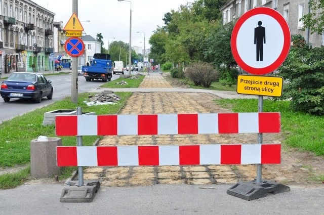 Drogowcy zajęli chodnik po wschodniej stronie ulicy Malczewskiego, od ulicy Kelles-Krauza do wjazdu na teren Centrum Słonecznego.