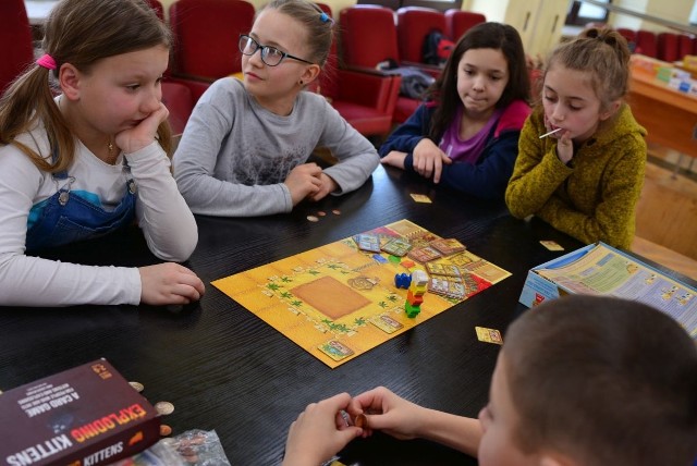 Gry planszowe cieszą się dużym powodzeniem wśród uczestników zajęć w Starachowickim Centrum Kultury, 