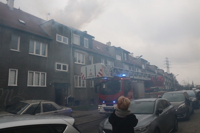 Pożar we Wrocławiu. Cała ulica tonie w dymie. Ludzie uciekają z domów