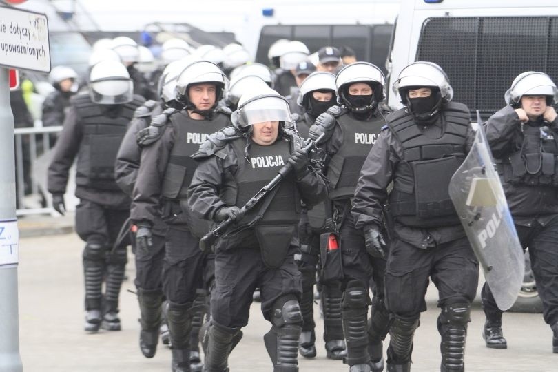 Niemal w tym samym czasie przed stadion ŁKS przy al. Unii...