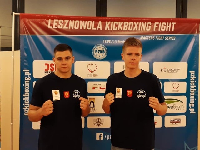 Robert Soboń (z prawej) wygrał zawodową walkę na gali kick boxingu.