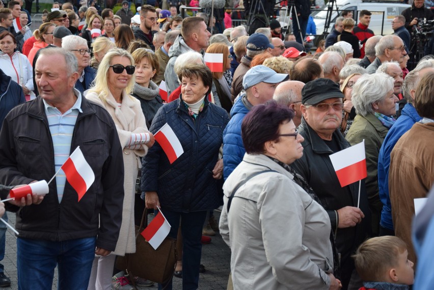 Andrzej Duda – skandowali sympatycy prezydenta RP w Oświęcimiu. Konstytucja – grzmiał KOD  