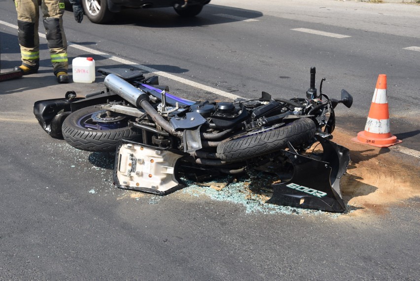 Na wskutek wypadku kierowca motocykla trafił do szpitala....