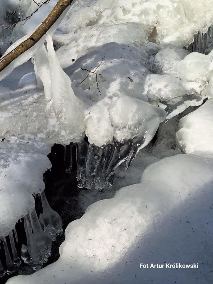 Zamarznięte wodospady w Złockiem wyglądają jak lodowe dzieła sztuki. Cud natury! W górskich uzdrowiskach zima trzyma